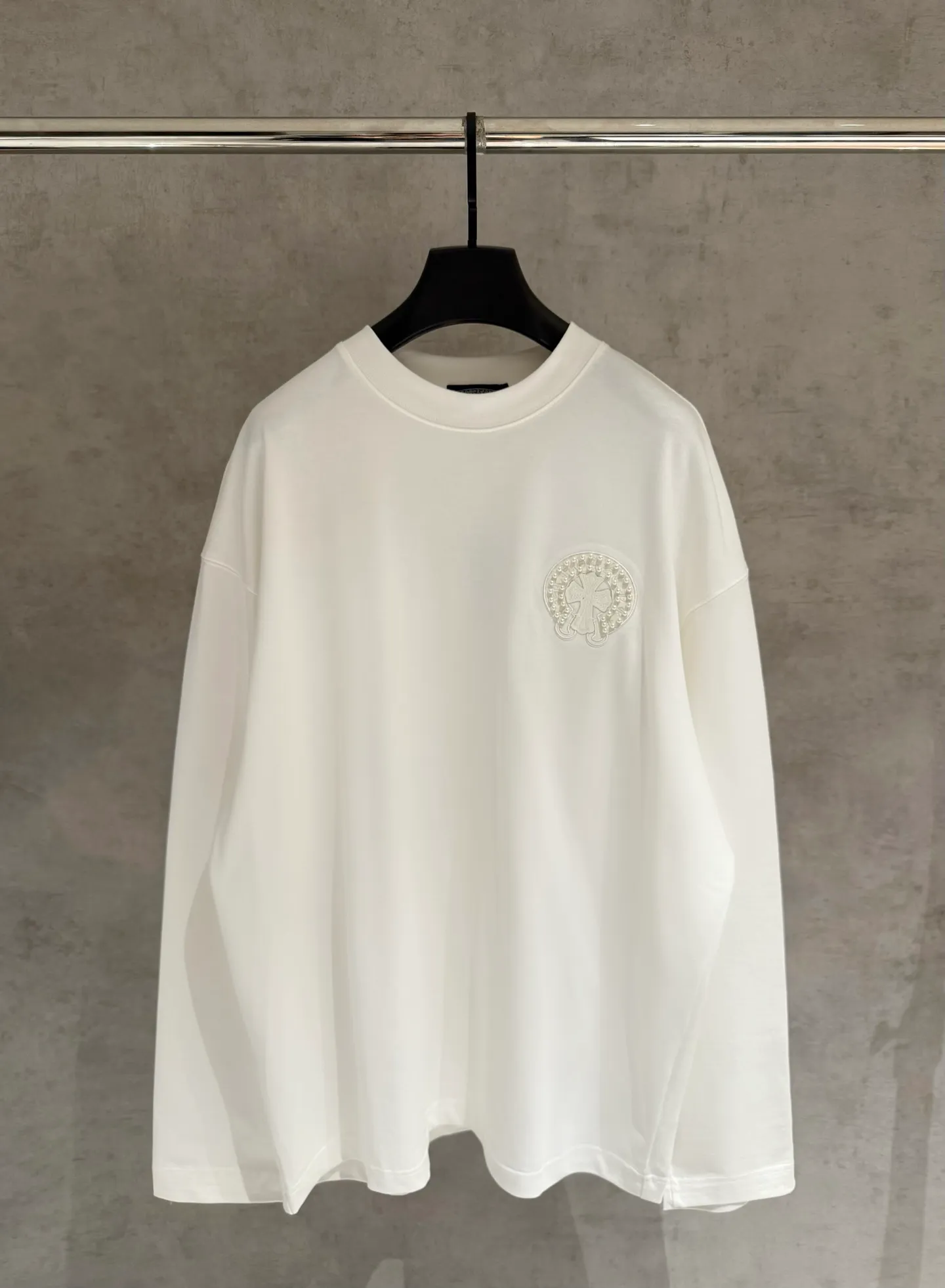 🅿️350 [Strict quality control] CH Croixin's new long-sleeved sweatshirt T-shirt. Heavy 420g double yarn fabric. Beaded and embroidered on the front. Wash the whole garment twice. Frayed and torn on all four sides. Heavy fabric. The neckline is made of icy Salona. Loose fit. Deep, wide and stylish. No deformation or shrinkage. Color: 3 colors, black, white and gray. Size: M-2xl